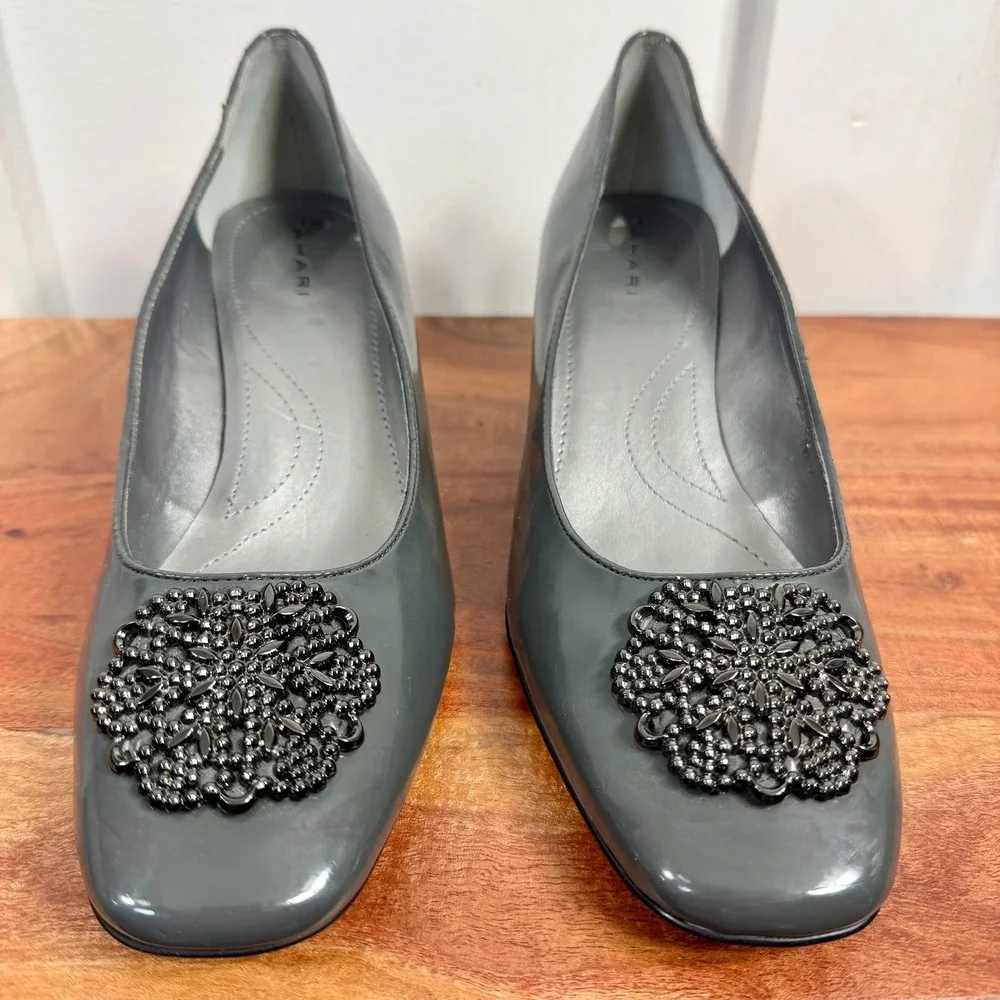 Tahari Sherry Grey Patent Pointed Toe Embellished Block Heel Pumps Womens Sz 9M